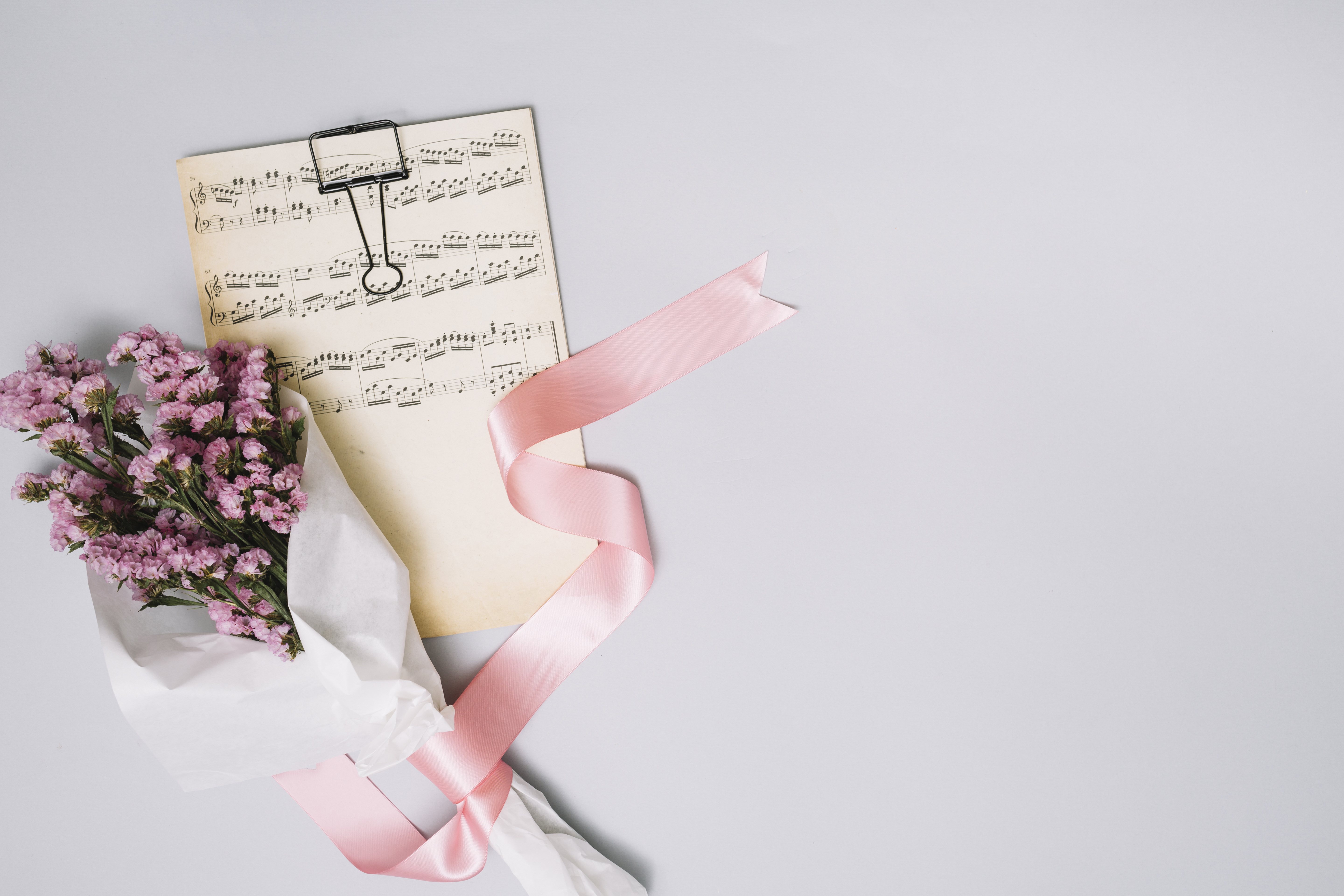 flowers-bouquet-with-music-sheet-light-table