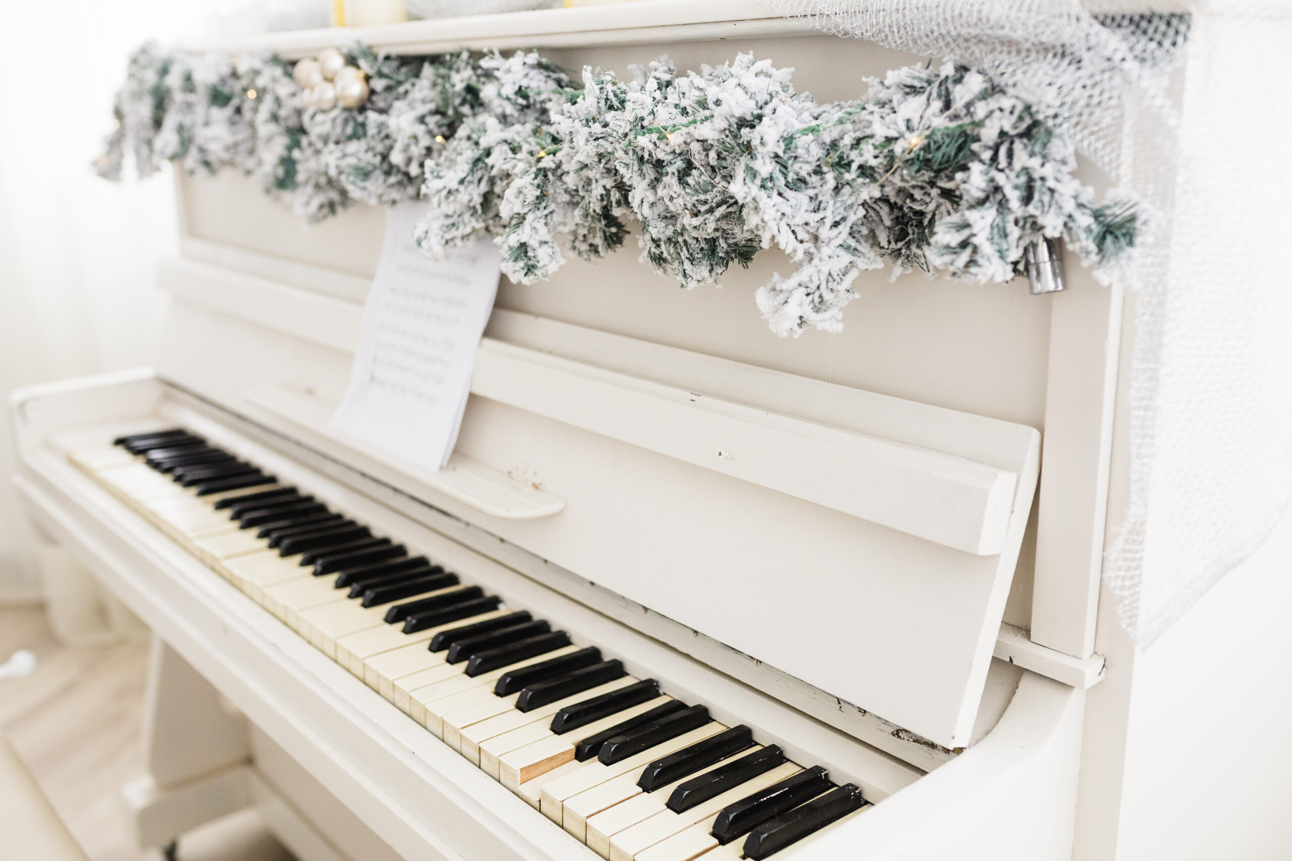 piano-with-winter-decoration